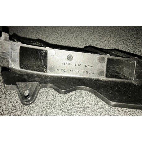 VW Caddy 11-15 lukturu stiprinājums R apakšā, 1T0941232A