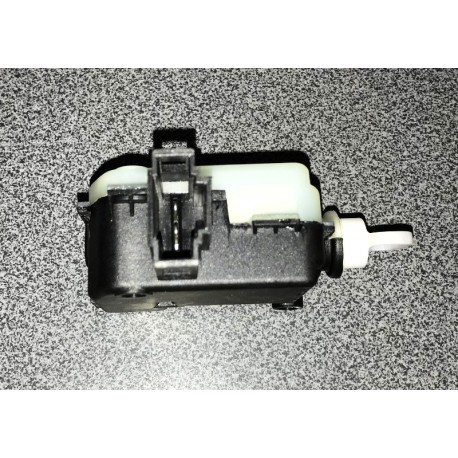 VW Passat, Golf 4 96-00 bagažnieka slēdzenes motoriņš  1M0959781A
