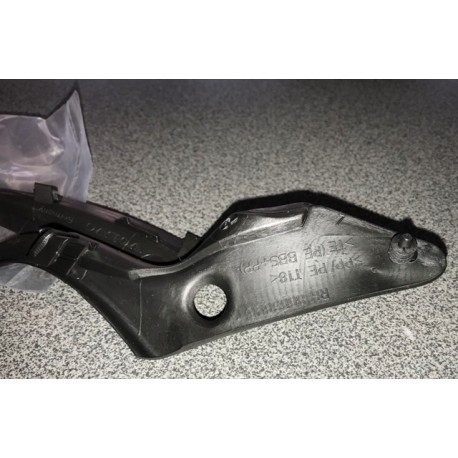 Volvo V70 S60 vējstikla moldinga uzlika R 8663896