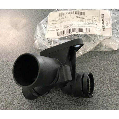 Audi A4 00-04 Dzesēšanas sistēmas Flancis 06B121132E