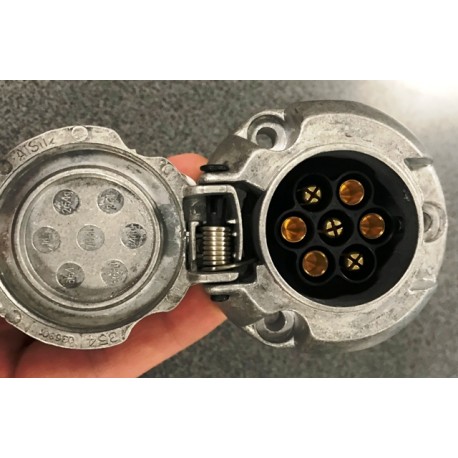 Piekabes konektors 7Pin.  Metāla korpuss