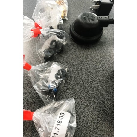 Unversālie HELLA miglas lukturu kompl. MICRO DE melns korpuss 1NL008090821