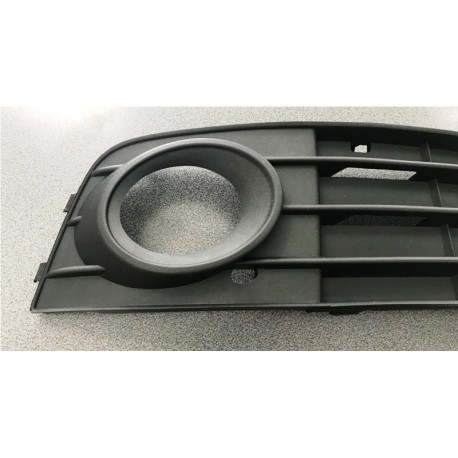 Audi  A4 08- reste bamperī R melna