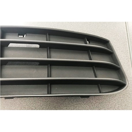 Audi  A4 08- reste bamperī R melna