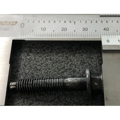 Volvo Sprauslas korpusa skrūve 987494, M6x30x33.4