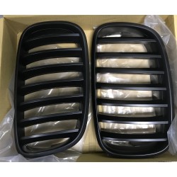 BMW E70 X5 radiatora restes kompl. melnas matētās