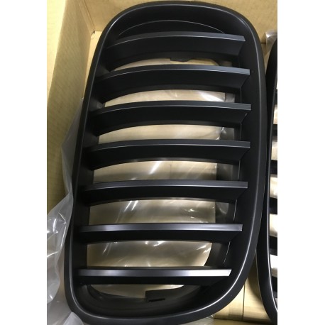 BMW E70 X5 radiatora restes kompl. melnas matētās