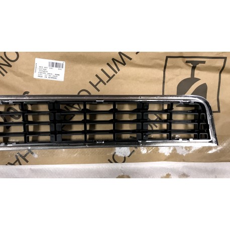 Audi A4 01-04 reste bamperī VID 8E0807647