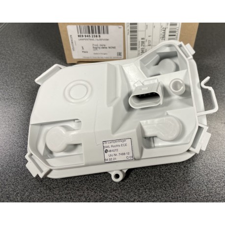 Audi A4 05- aizmugures luktura spuldzes turētājs L stūris, AVANT 8E9945257B